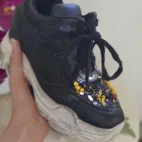کفش کتونی و کفش پاشنه دار