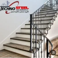 رنگ کاری با دقت در نرده و پنجره خورموج