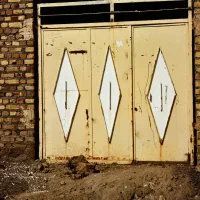 درب حیاط ماشین رو درب حال و پنجره آهنی