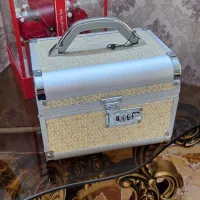 چمدان ارایشی دارای دسته و قفل رمزی ۳۵۰تومن درحدنو