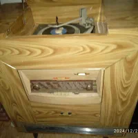 رادیوگرام روسی لامپی بامنقل وماسوره قدیمی|کلکسیون اشیاء عتیقه|تبریز, |دیوار