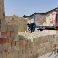 کارگر تخلیه انواع مصالح ساختمانی