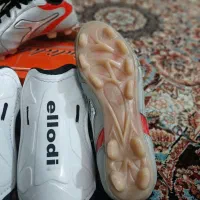 کفش چمن و ساق پا