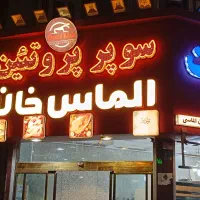 به یک کارگر ساده وسط کاری مرغ و گوشت