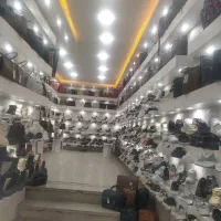 فروشنده فروشگاه کیف و کفش