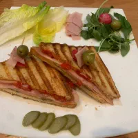 ساندویچ زن و‌نیرو کمکی فاست فود