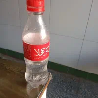 تعدادی ظرف نوشابه موجود است