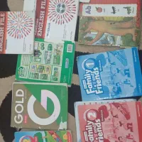 تعدادی کتاب زبان به فروش می‌رسد