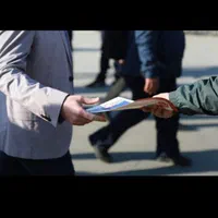 ما یک تیم تراکت پخش کن در سراسر تهران هستم