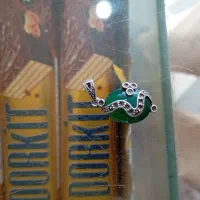 تو گردنی نقره با نگین