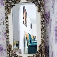 آیینه قدی و میز خیلی تمییز خیلی شیک