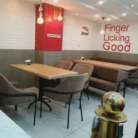 ساندویچ زن ماهر  و کارگر ساده خانم واقا