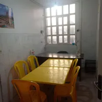 کلاس با میز و صندلی