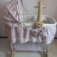 تخت کنارِ مادرِ کودک