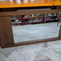 اینه کنار تخت