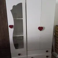 دوعدد کمد سفید قهوای هر دو کشو داره