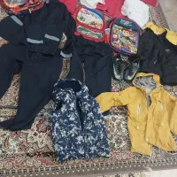 مقدار زیادی کیف و لباس دخترانه و پسرانه.