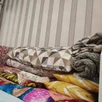 تخت کنار مادر