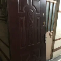 در ورودی چوبی بدون چهارچوب