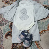 لباس سه تیکه وسرهمی ویک جفت کفش برا سیسمونی خوبه|کفش و لباس بچه|تربت‌حیدریه, طالقانی|دیوار