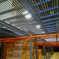 بیست و پنج تن قفسه بالکن