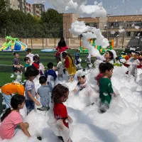 مربی و خدمه مهد کودک