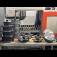 به تعدادی کارمند خانم و آقا