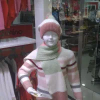 فروشنده  پوشاک بچه گانه خانم