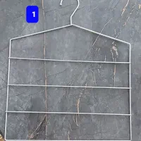 چوب لباسی و سطل زباله