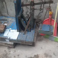 دو عدد میز فلزی و دو عدد باسکول چوبی قدیمی عتیقه|کلکسیون اشیاء عتیقه|تبریز, |دیوار