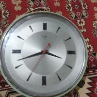 ساعت دیواری برقی عتیقه خیلی قدیمیه داخلش هفت رنگه