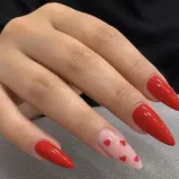 کاشت ناخن و خدمات زیبایی