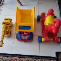 تعداد زیادی اسباب بازی و مقداری وسایل سیسمونی