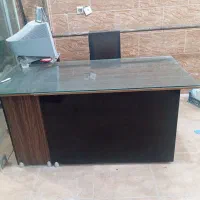 میز اداری و کامپیوتر