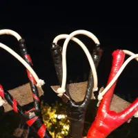 تیروکمان چوبی و ساچمه آهنی موجود است