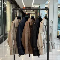 فروشنده خانم در بوتیک کاملا زنانه دارای تجربه کاری