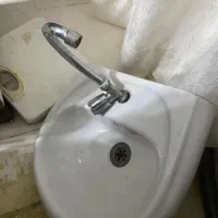 سینک روشویی سرامیکی پایه دار با شیر آب
