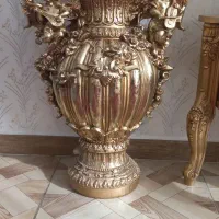 گلدان زیبا  کنار سالونی به رنگ طلایی