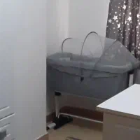 تخت کنار مادر