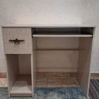 میز تحریر و کامپیوتر