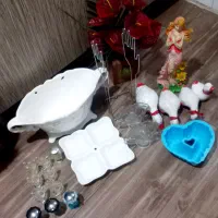 تعدادی ظرف وگل ومجسمه