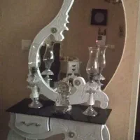 آینه و شمعدان همراه با میز کنسول و ساعت