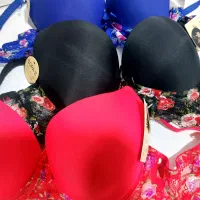 تعدادی لباس زیر نو|لباس|فولادشهر, A4|دیوار