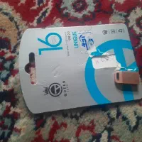 یک فلش ۱۶گیگ