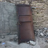 در حیاط و انباری