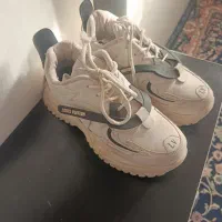 600