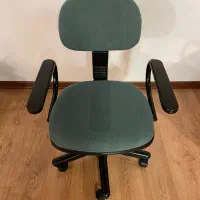 صندلی اداری برند راد سیستم، مستحکم و قابل استفاده.