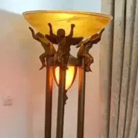 آباژور ایستاده