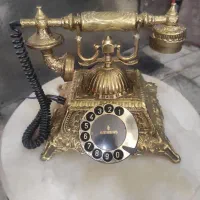 تلفن برنجی همراه میز