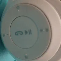 یک عدد میکروفون  به رنگ سفید